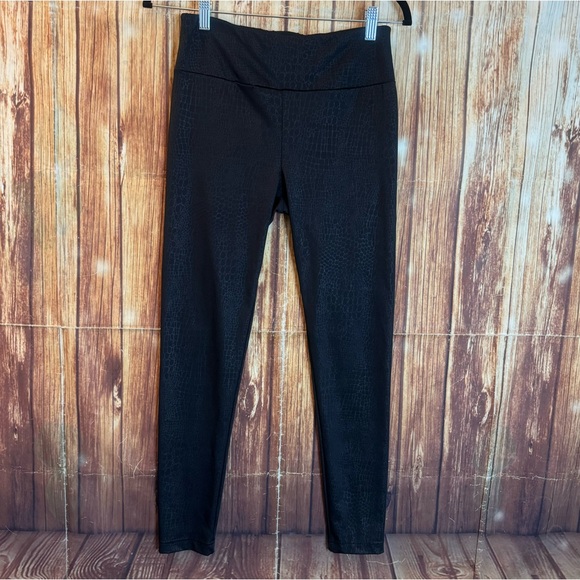 No Boundaries Women's Crocodile Embossed Leggings Black Juniors Size Medium - Picture 3 of 9